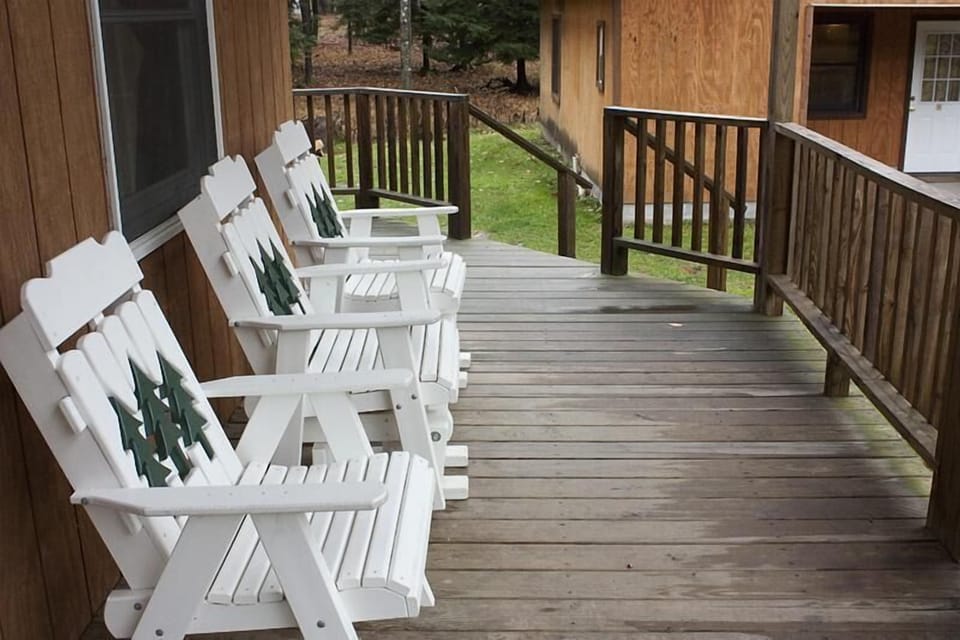Large covered deck on Sunburst Locust Cabin.