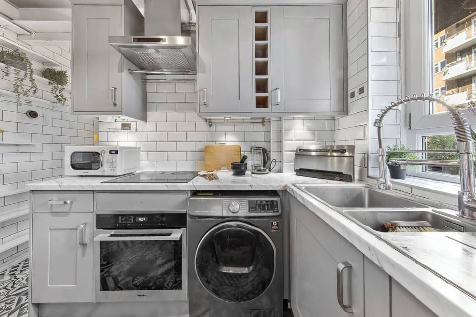 Kitchen / washer / dryer