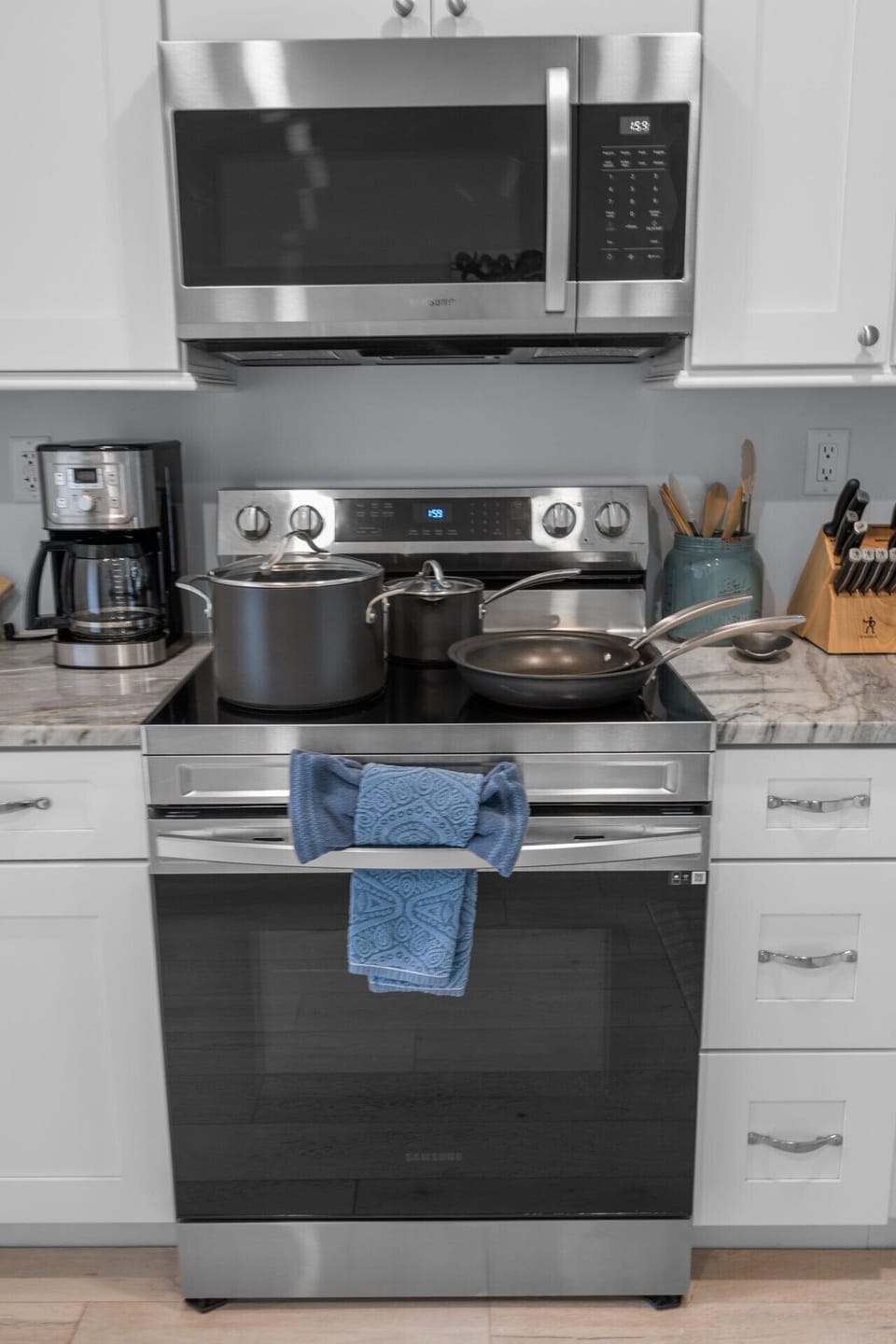 Coffee station and cooking area with everything needed for relaxed mornings and home-cooked meals