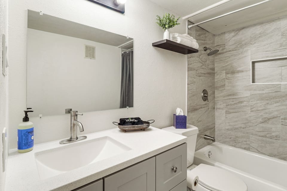 Full Bathroom | 2nd Floor