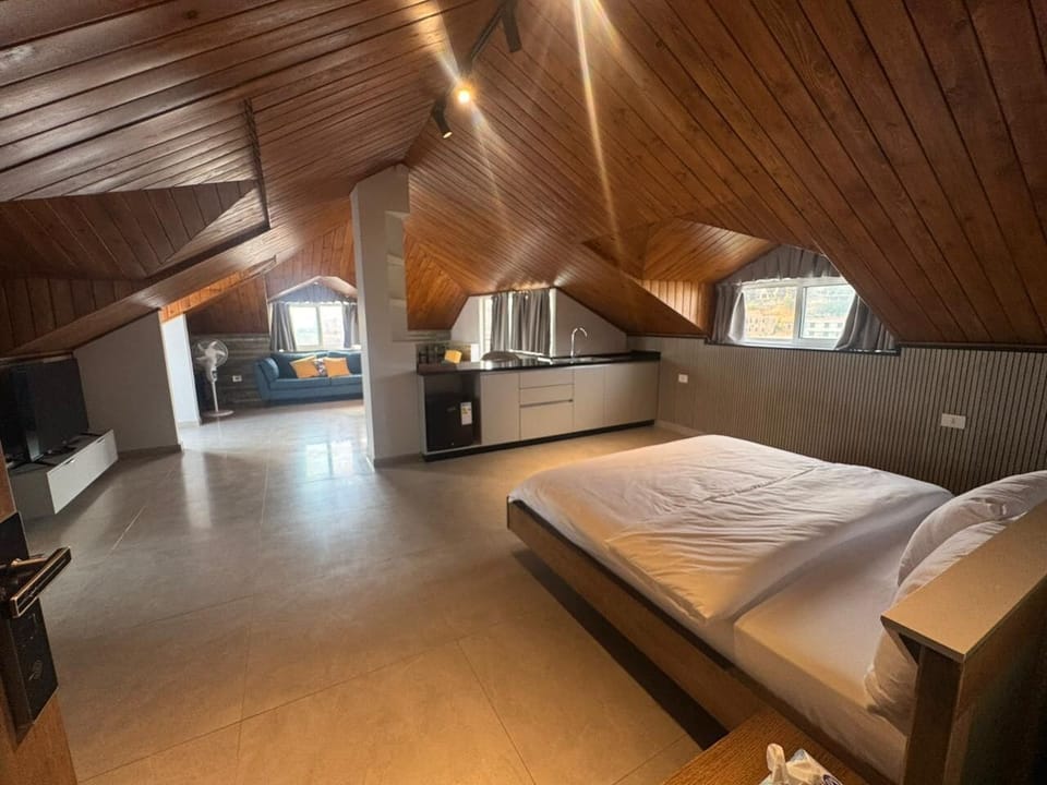 Deluxe Studio Suite, Balcony, Mountain View | In-room safe, soundproofing, WiFi (free)