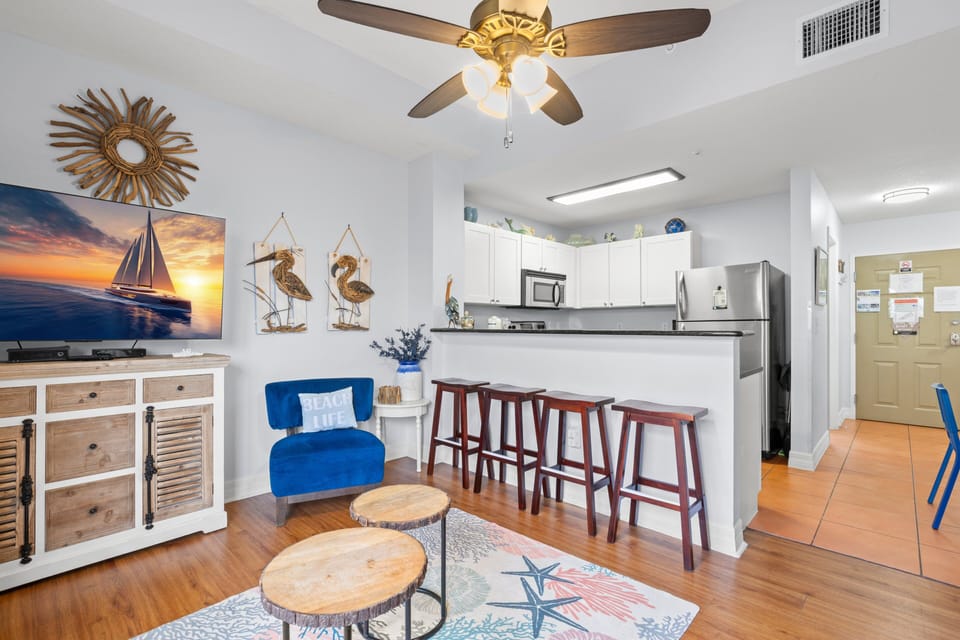 📺 Entertainment and Connectivity
	•	Three Smart TVs with local cable and Wi-Fi included.
	•	Convenient USB and USB-C outlets.