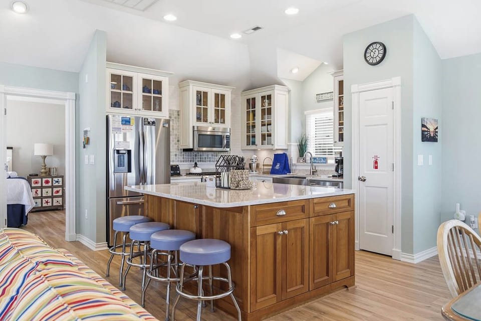 Top-Level Kitchen with Bar (seats 4)