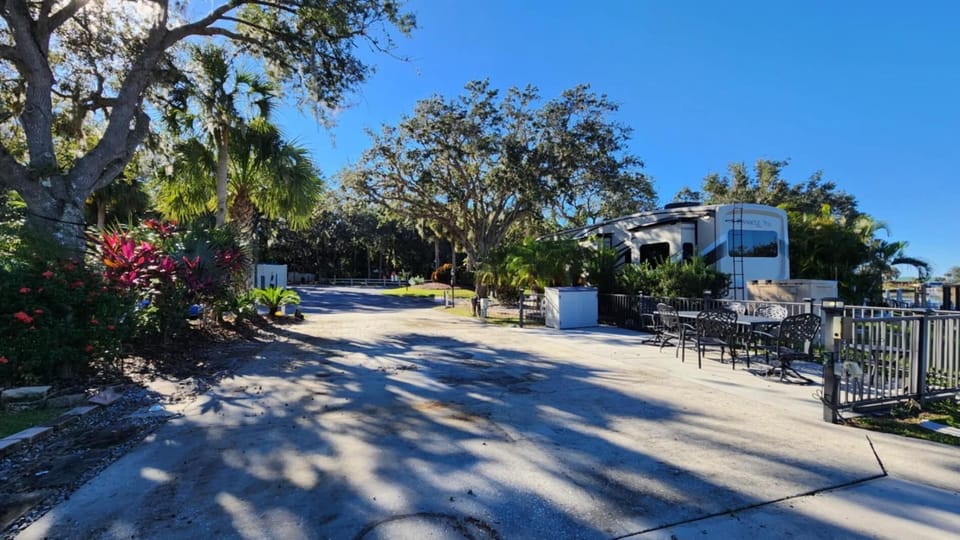 Dockside Dreams Waterfront RV Lot River Ranch! 433 (2943)