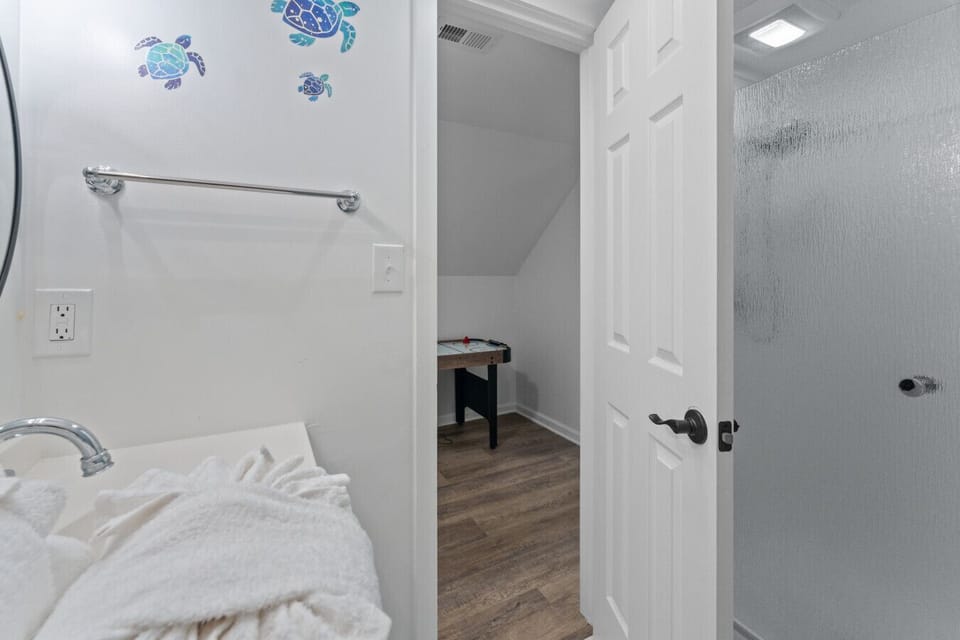 Full bathroom which adjoins the two third floor bedrooms
