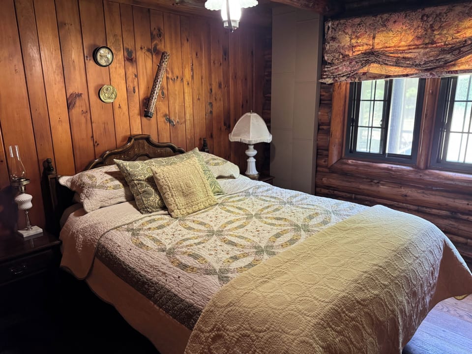 Downstairs bedroom, queen