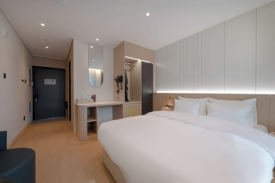 Business Double Room, 1 Double Bed, Non Smoking, City View | Blackout drapes, soundproofing, free WiFi, wheelchair access