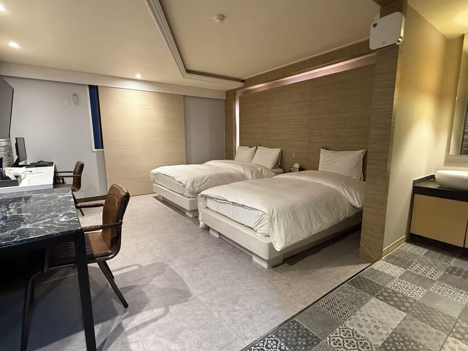 Deluxe Twin Room, Non Smoking | Down comforters, desk, laptop workspace, free WiFi