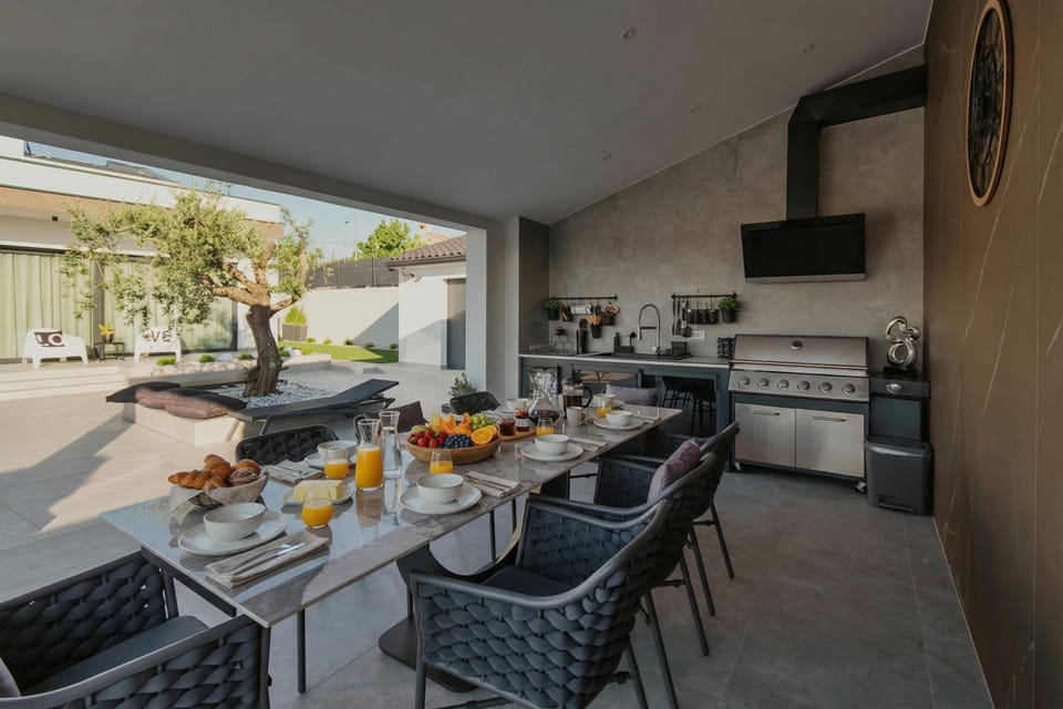 Outdoor kitchen