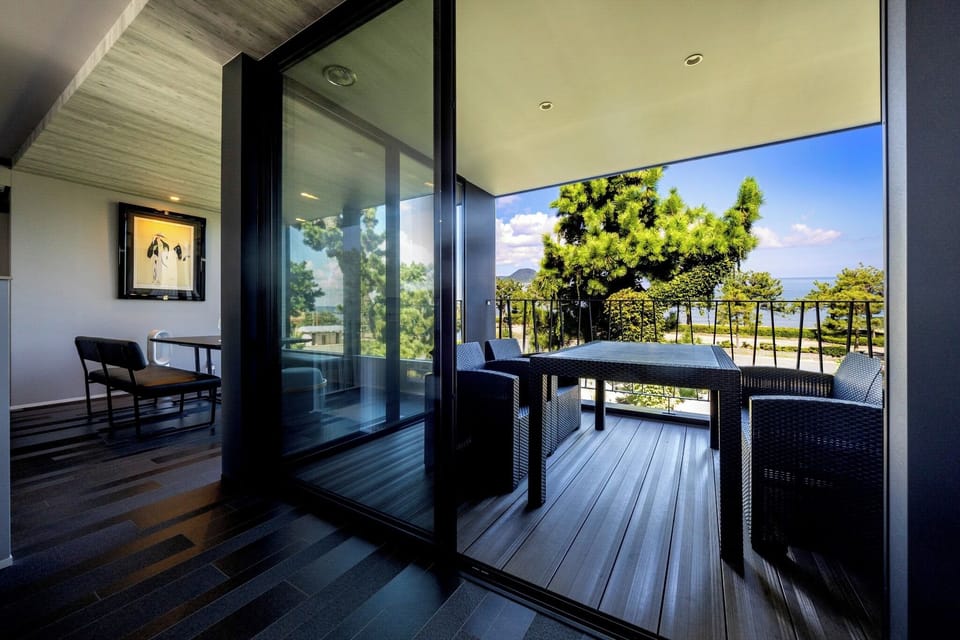 A living room where you can enjoy a luxurious afternoon with the view from the large windows.