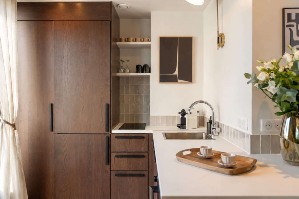 Stylish woodeb kitchen for a timeless look
