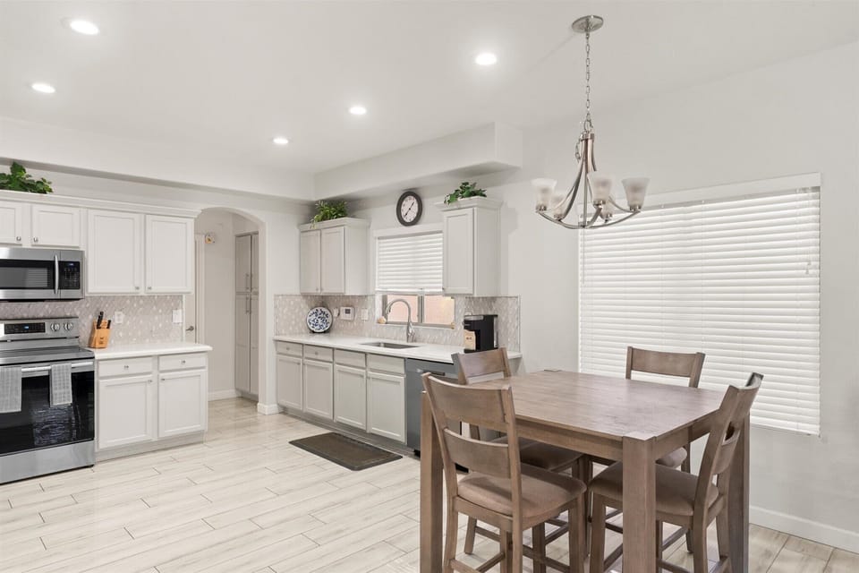 Whip up delicious meals in this bright, chef-ready kitchen—then gather around the cozy dining table for unforgettable breakfasts (and endless coffee refills)! 