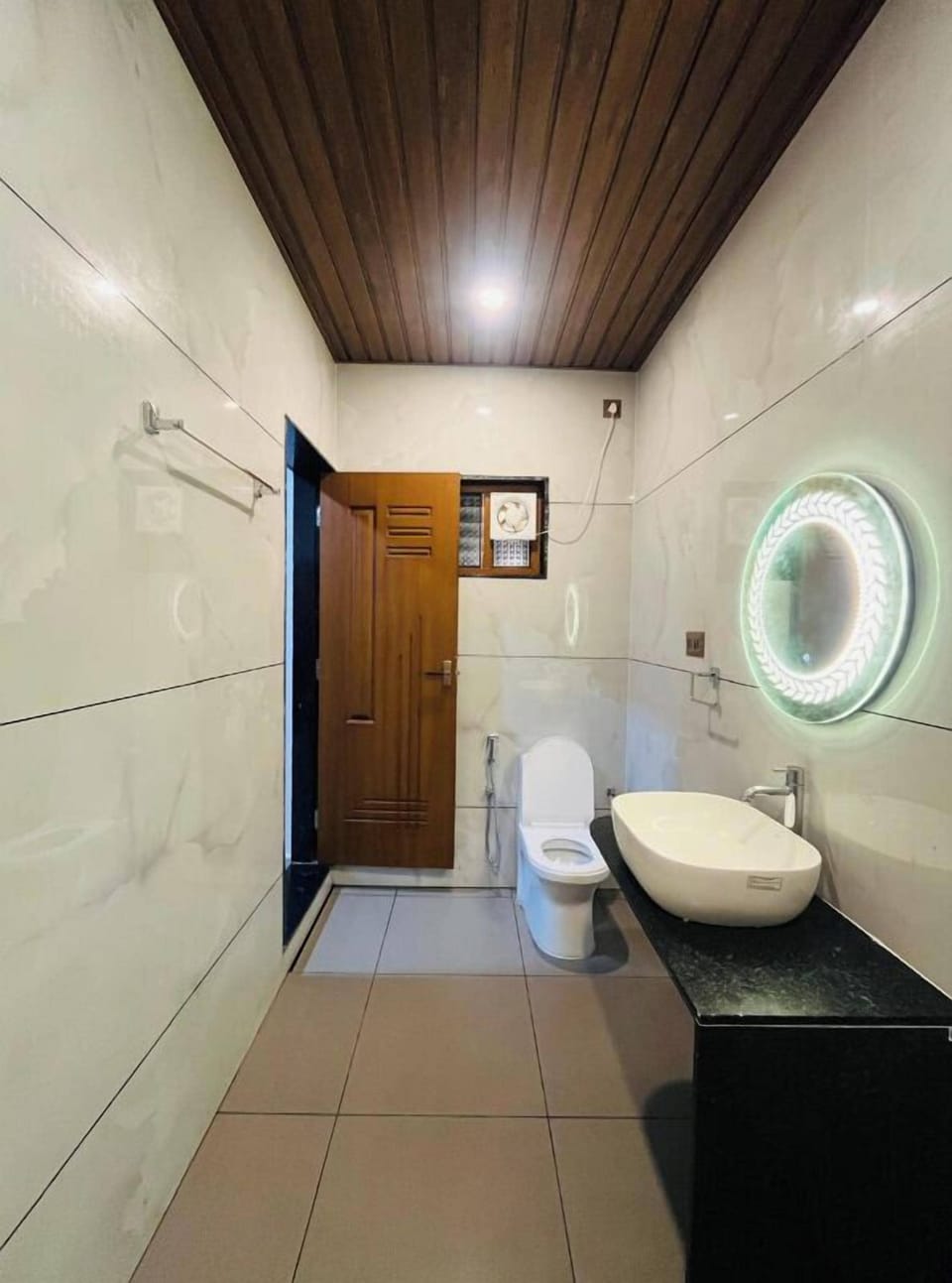 Pool Facing The Sea View | Bathroom | Soap, shampoo, toilet paper
