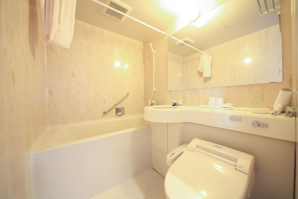 In-room safe, free WiFi, bed sheets