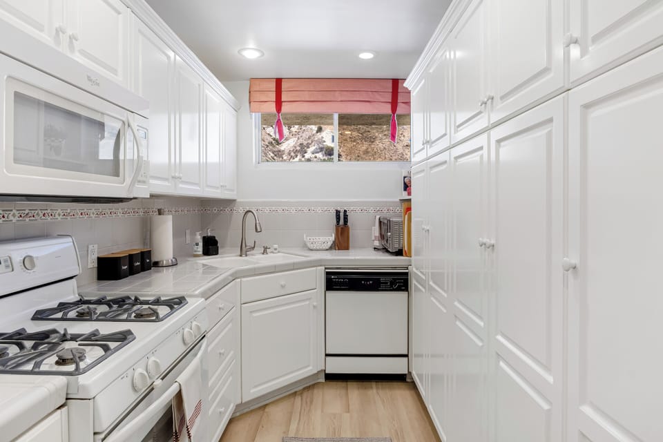 Fully equipped kitchen.