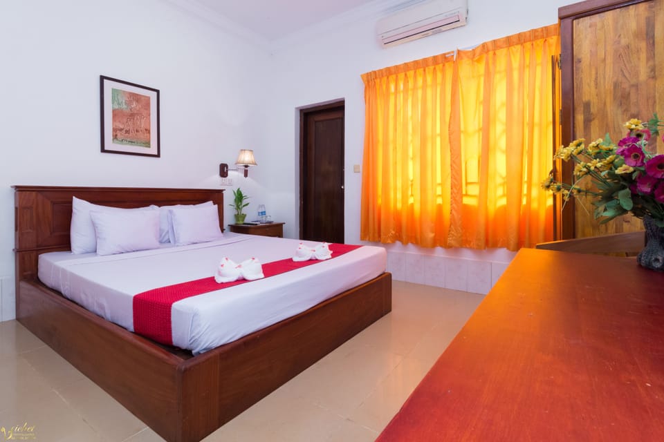 Deluxe Double Room, Balcony | Minibar, in-room safe, desk, free WiFi