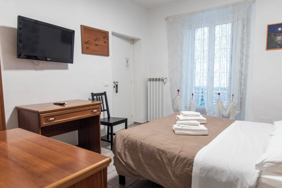 Double or Twin Room | Iron/ironing board, WiFi (free)