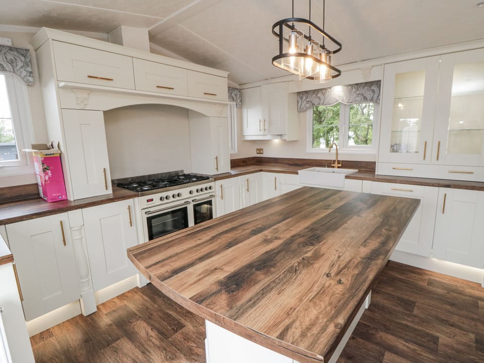 Cottage | Private kitchen | Fridge, microwave, dishwasher, toaster