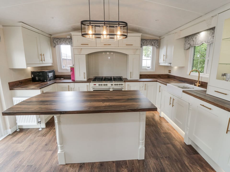 Cottage | Private kitchen | Fridge, microwave, dishwasher, toaster
