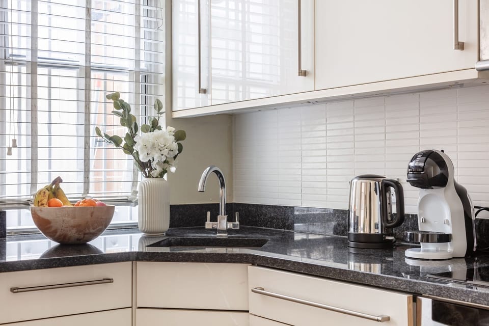 City Apartment, 1 Bedroom, Non Smoking | Private kitchen | Highchair