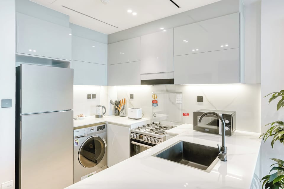 Luxury Apartment | Private kitchen | Full-size fridge, microwave, oven, stovetop
