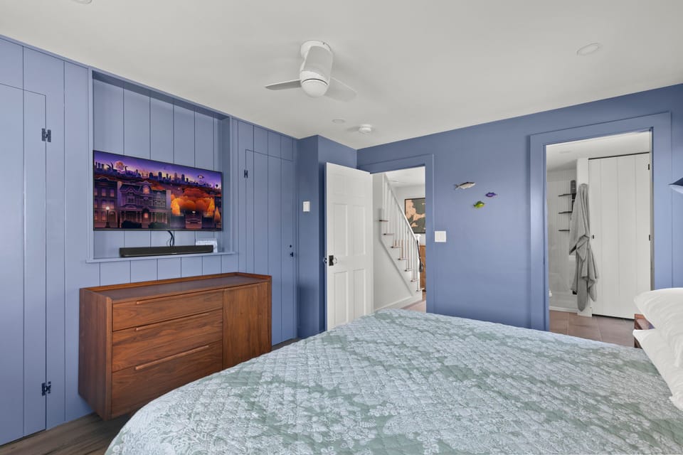 Wake up under vaulted ceilings