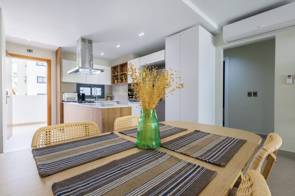 Deluxe Condo | Dining room