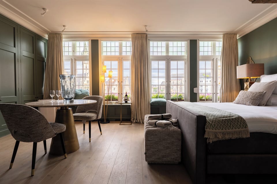 Executive Suite | Minibar, in-room safe, desk, laptop workspace