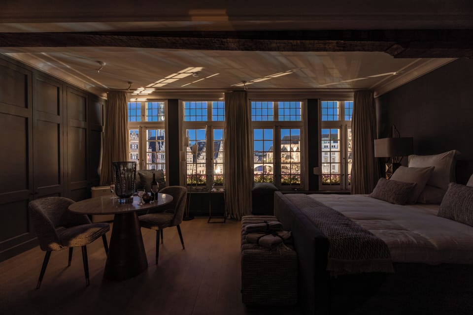 Executive Suite | Minibar, in-room safe, desk, laptop workspace