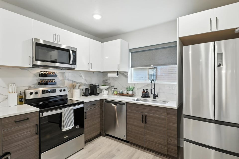 Whether you’re looking to whip up a home-cooked meal or simply unpack some take-out, this kitchen is fully equipped for all your needs!