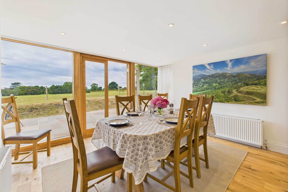 Merrow Cottage, Moorend Cross - Host & Stay