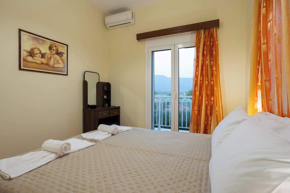 Second Bedroom: Bedroom details