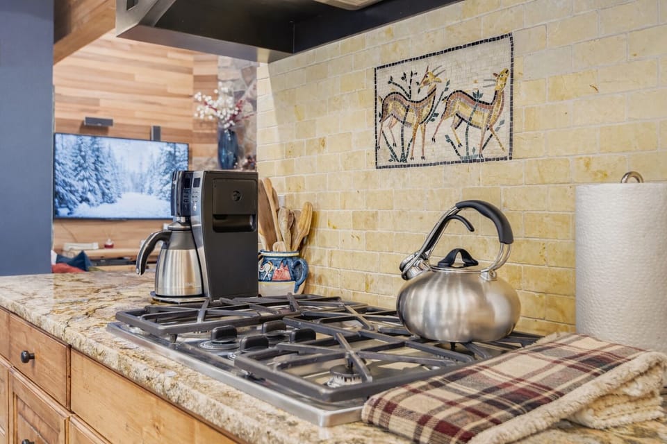Condo, 3 Bedrooms | Private kitchen | Coffee/tea maker, fridge, oven, electric kettle