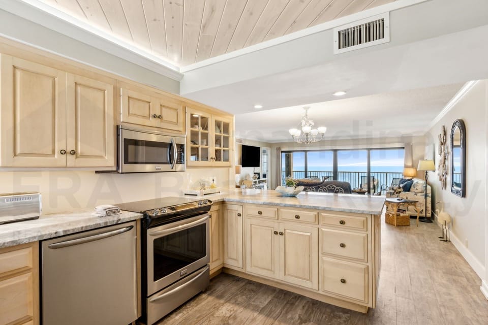 Condo, 3 Bedrooms | Private kitchen | Fridge, oven