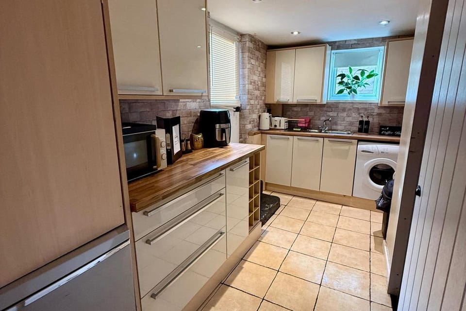 Fridge, microwave, stovetop, electric kettle