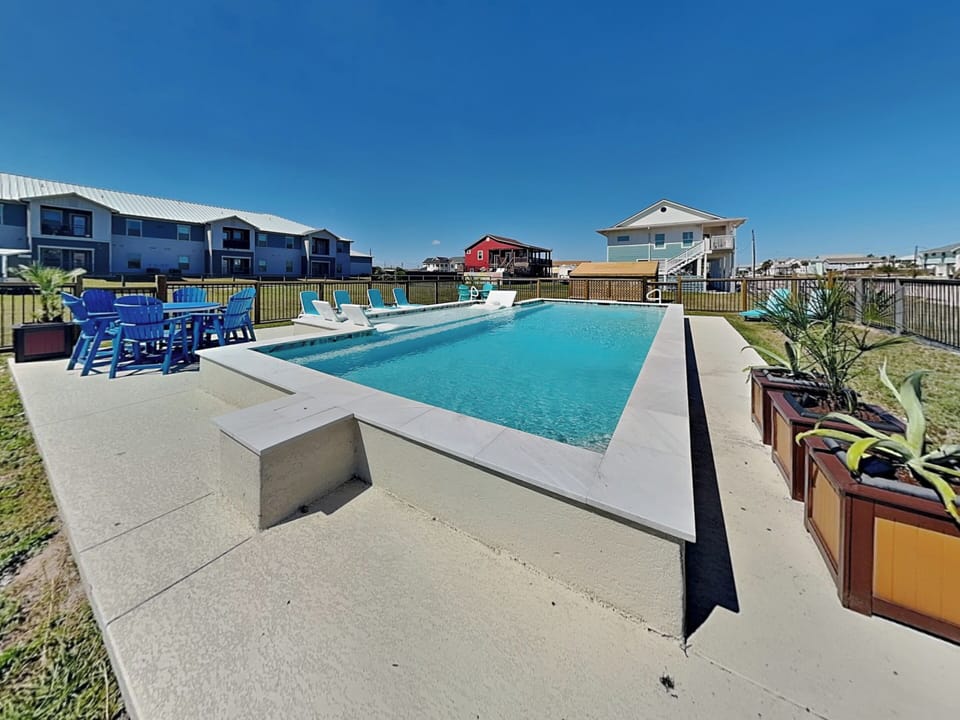 Beautiful Shared Pool w/ Outdoor Seating