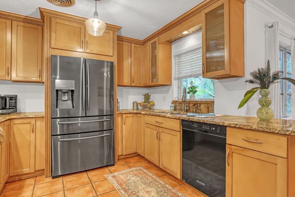 Full 4 burner stove top, oven, microwave, large fridge, dishwasher, tons of space to prep meals! fully stocked kitchen is ready for you`re culinary favorites! Stuart Florida Sonny Stay