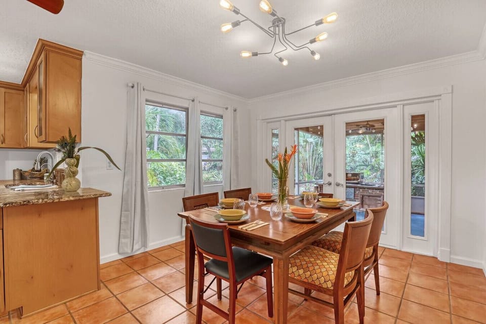 Dining table for 6, plus folding chairs to seat more. A great place to gather and talk about the days adventures. Stuart Florida Sonny Stays