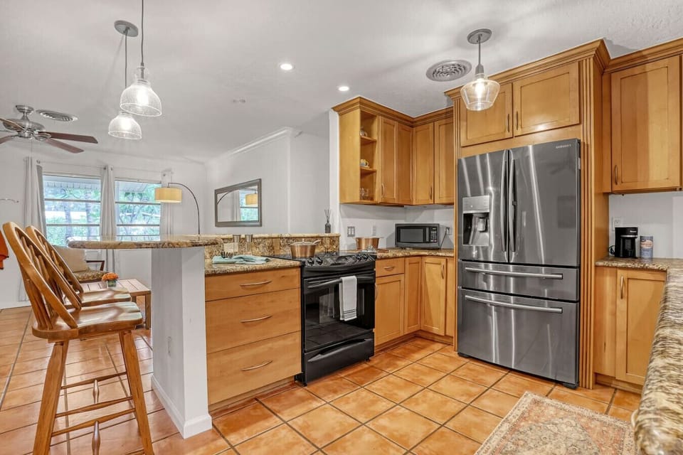 Full 4 burner stove top, oven, microwave, large fridge, dishwasher, tons of space to prep meals! fully stocked kitchen is ready for you`re culinary favorites! Stuart Florida Sonny Stay