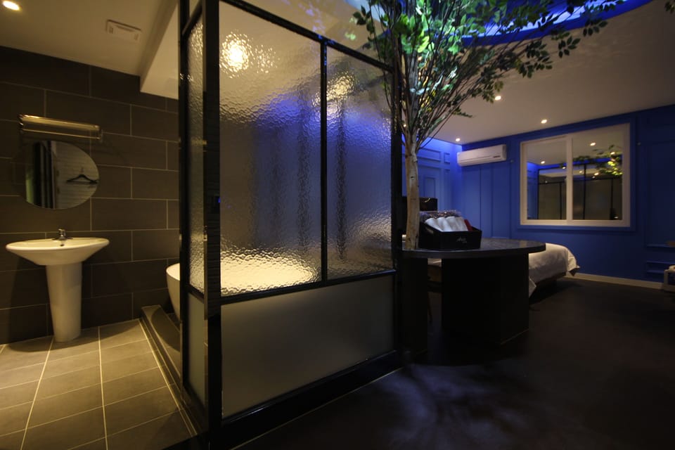Deluxe Room (No Parking) | Bathroom | Shower, free toiletries