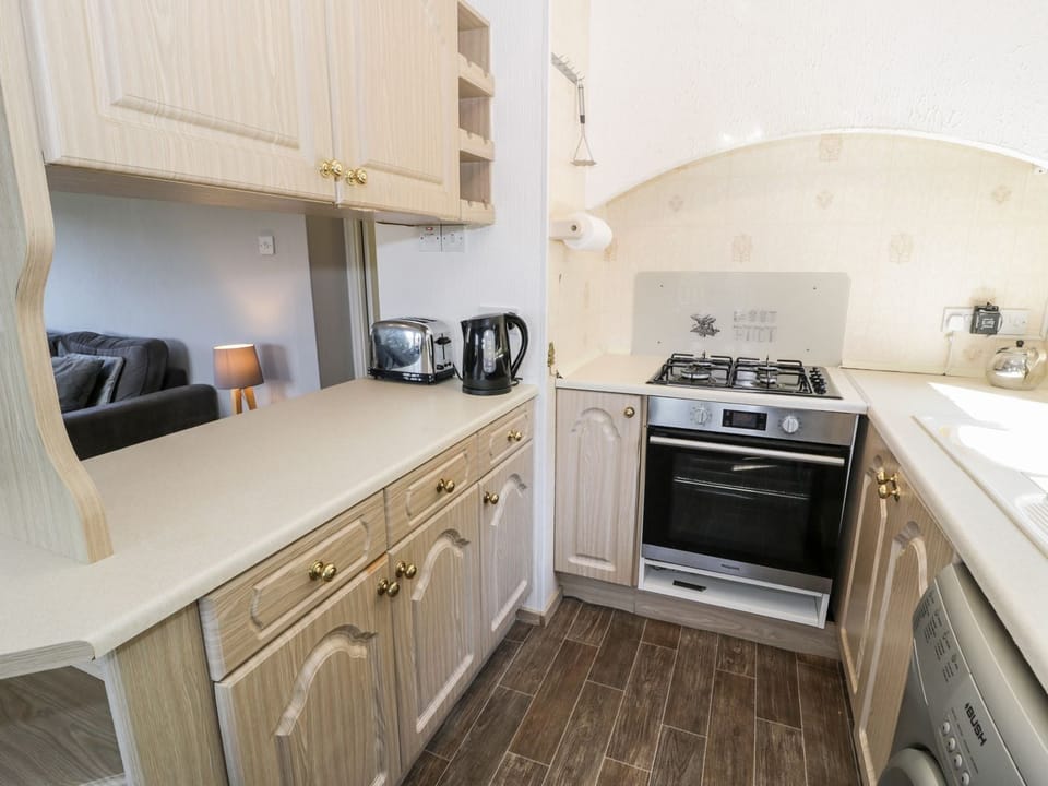 Fridge, microwave, dishwasher, cookware/dishes/utensils