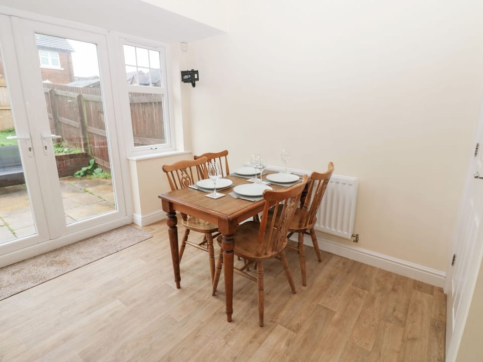 Cottage | Dining