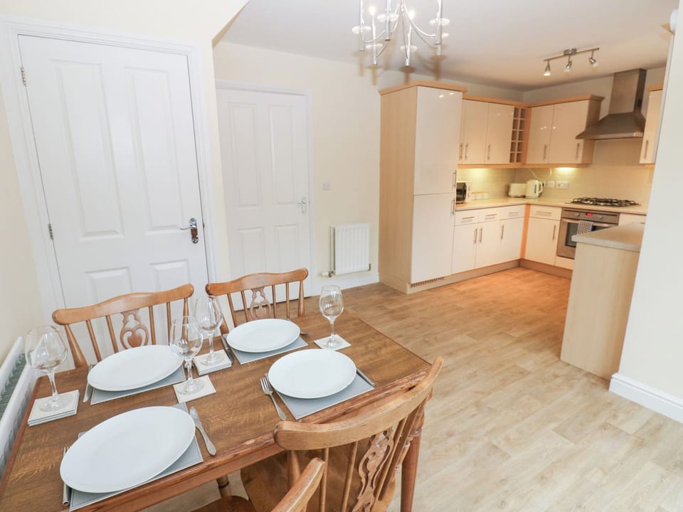 Cottage | Dining