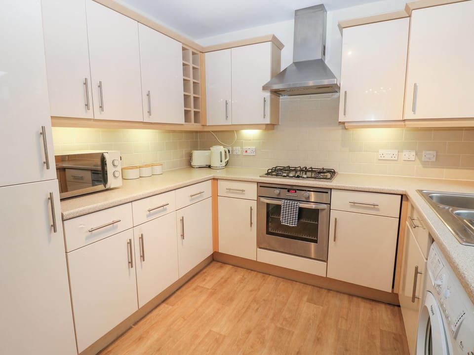 Cottage | Private kitchen | Dishwasher, cookware/dishes/utensils