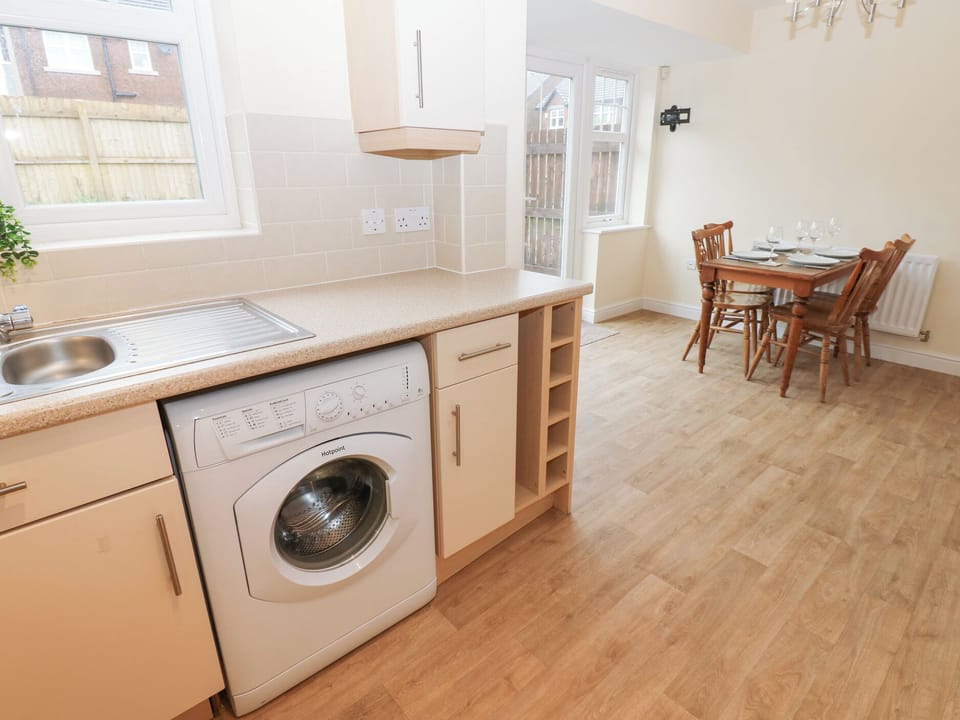 Cottage | Private kitchen | Dishwasher, cookware/dishes/utensils