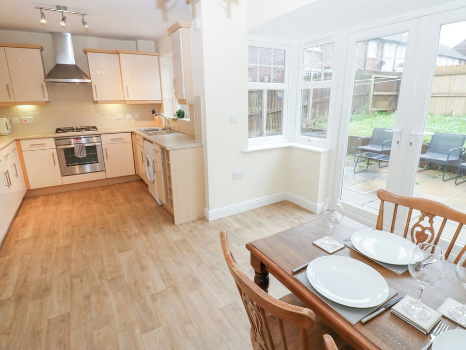 Cottage | Private kitchen | Dishwasher, cookware/dishes/utensils