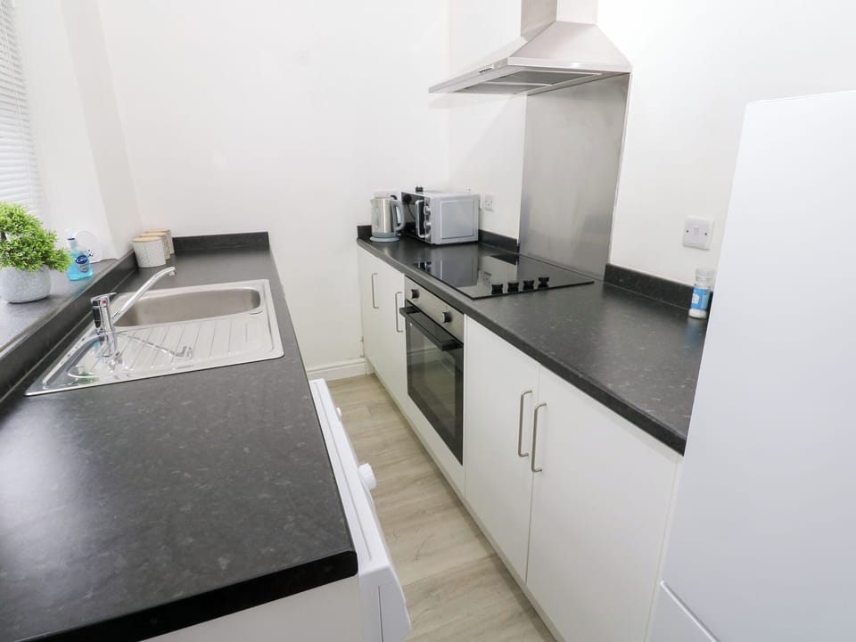 Cottage | Private kitchen | Dishwasher, cookware/dishes/utensils