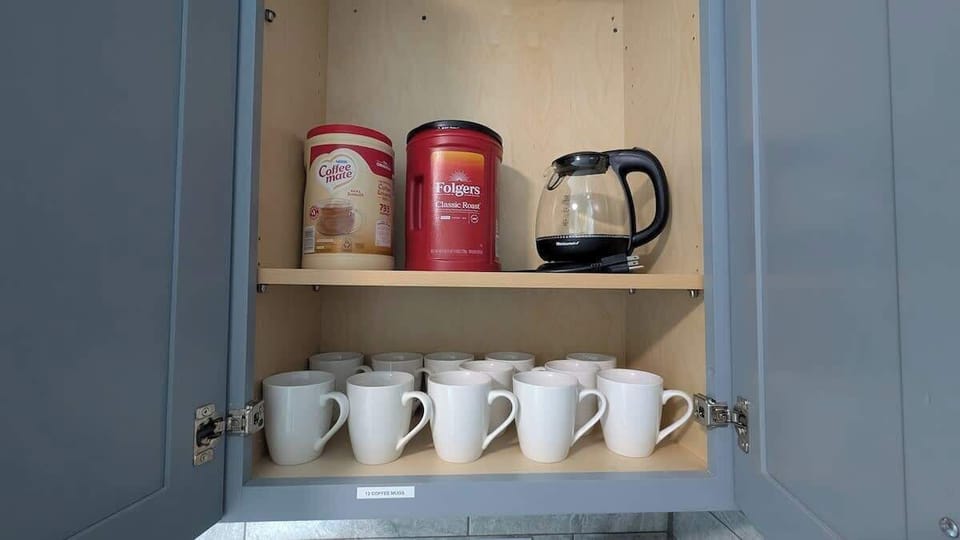 Sip, smile, go. Stocked mugs, coffee, and creamer for early trains into Manhattan or late-night arrivals.