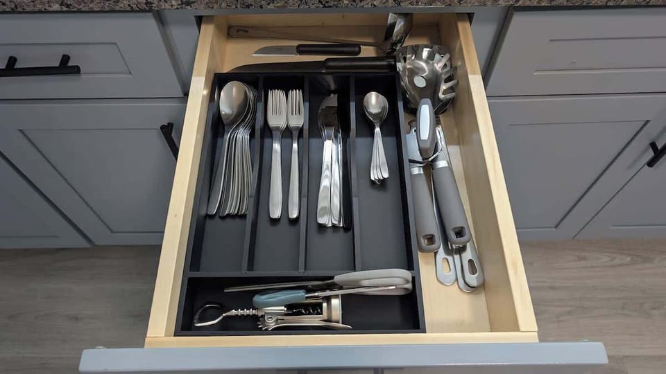 Every tool at your fingertips. Organized cutlery, corkscrew, and kitchen tools—host-worthy dinners from Orange to NYC.