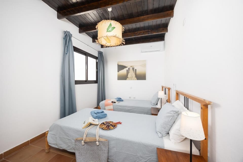 Twin bedroom with A/C